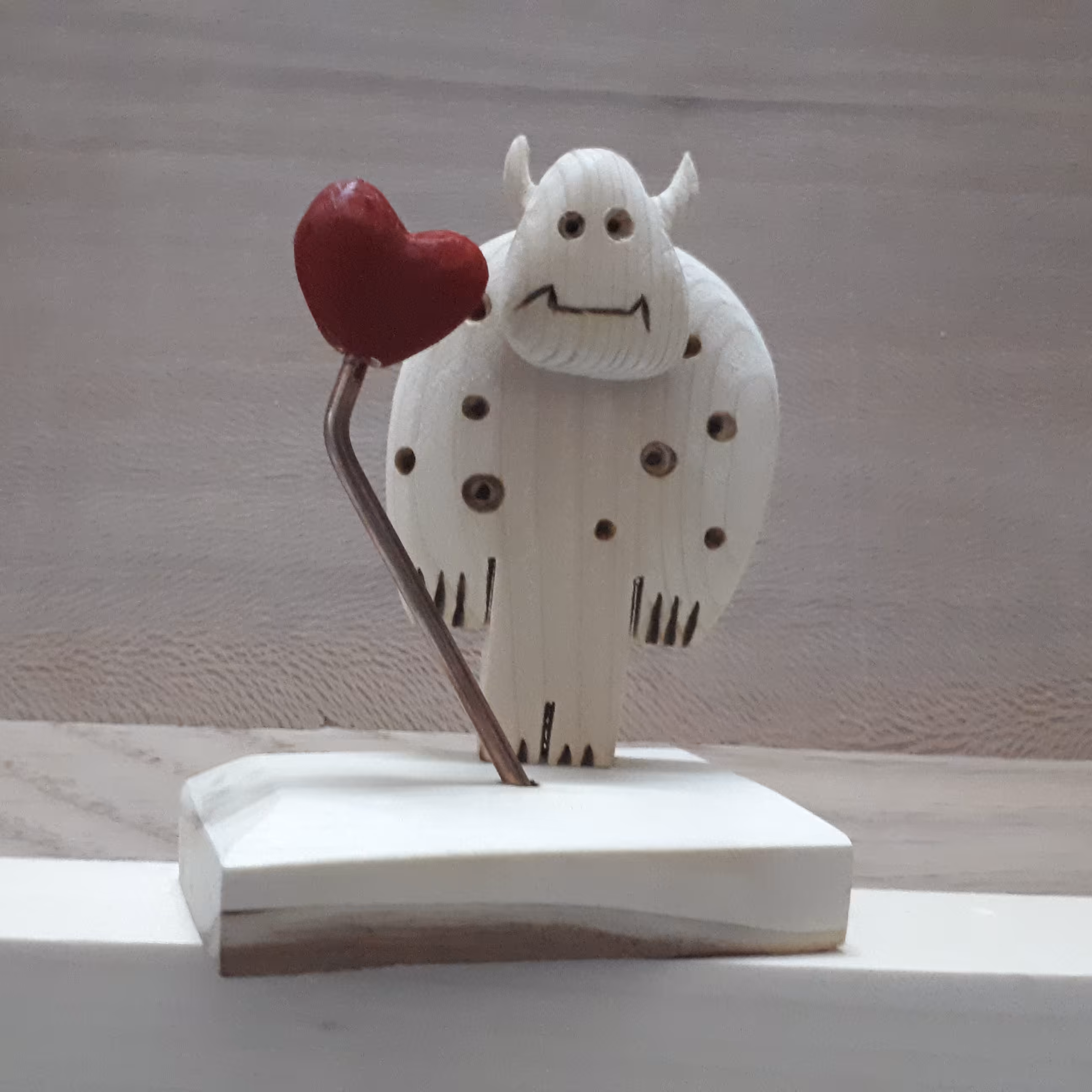 مجسمه چوبی دیو عاشق دستساز  10 سانتی بیاتانی