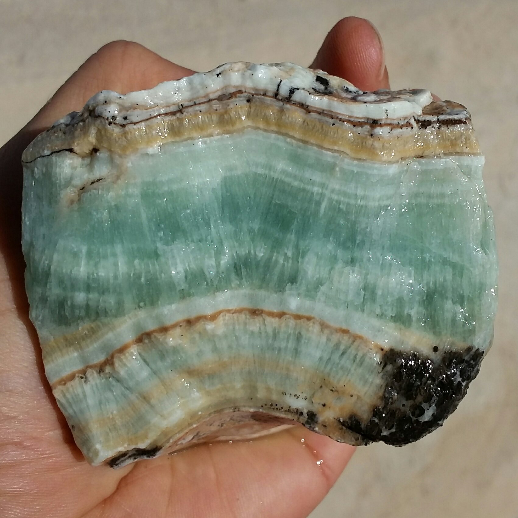 سنگ راف غوولپیکر وارداتی آراگونیت سبز سوزنی 7رنگ صد در 100 طبیعی شاهکار
تصویر از دو جهت نمونه
با قابلیت ساخت چندین نگین