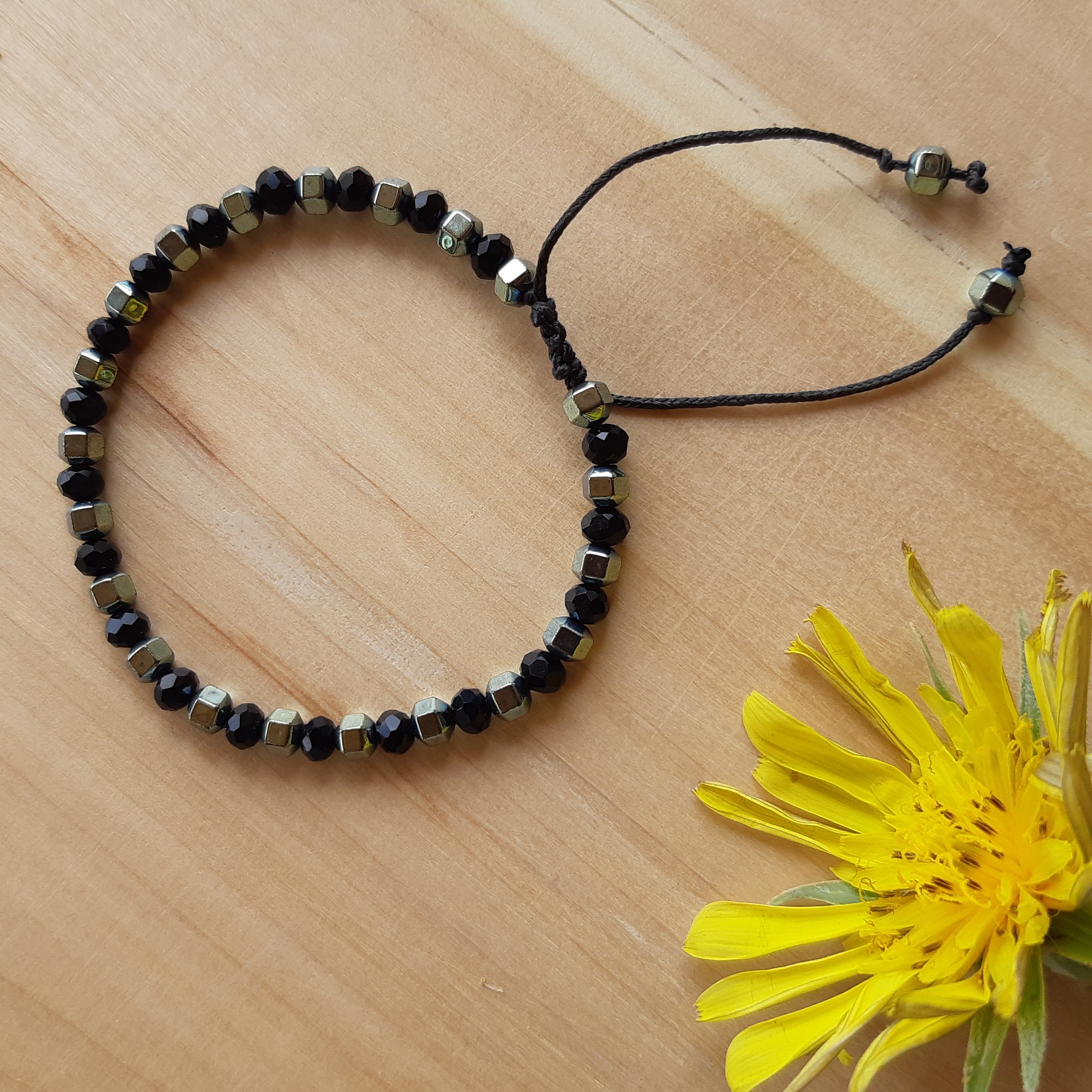 دستبند ظریف  حدید و کریستال مشکی  با قفل کشویی. قابل سفارش با رنگهای کریستال دیگر 