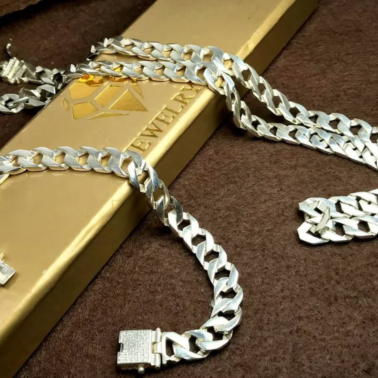 ست زنجیر و دستبند کارتیر
وزن کل93 گرم
طول زنجیر 55سانت
سایز سه درشت 
عیار نقره 925ارسال رایگان 