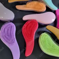 برس گره باز کن مو با دندانه های کوتاه و بلندِ منعطف در رنگ بندی جذاب  مناسب انواع مو