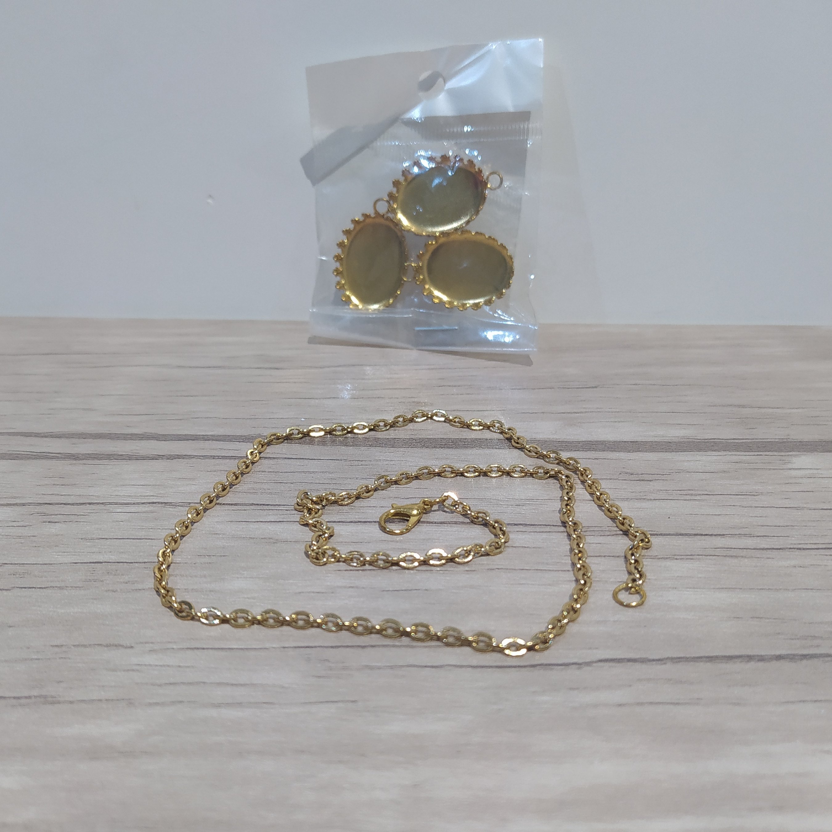 زنجیر طلایی استیل رنگ ثابت باسه قاب برنجی