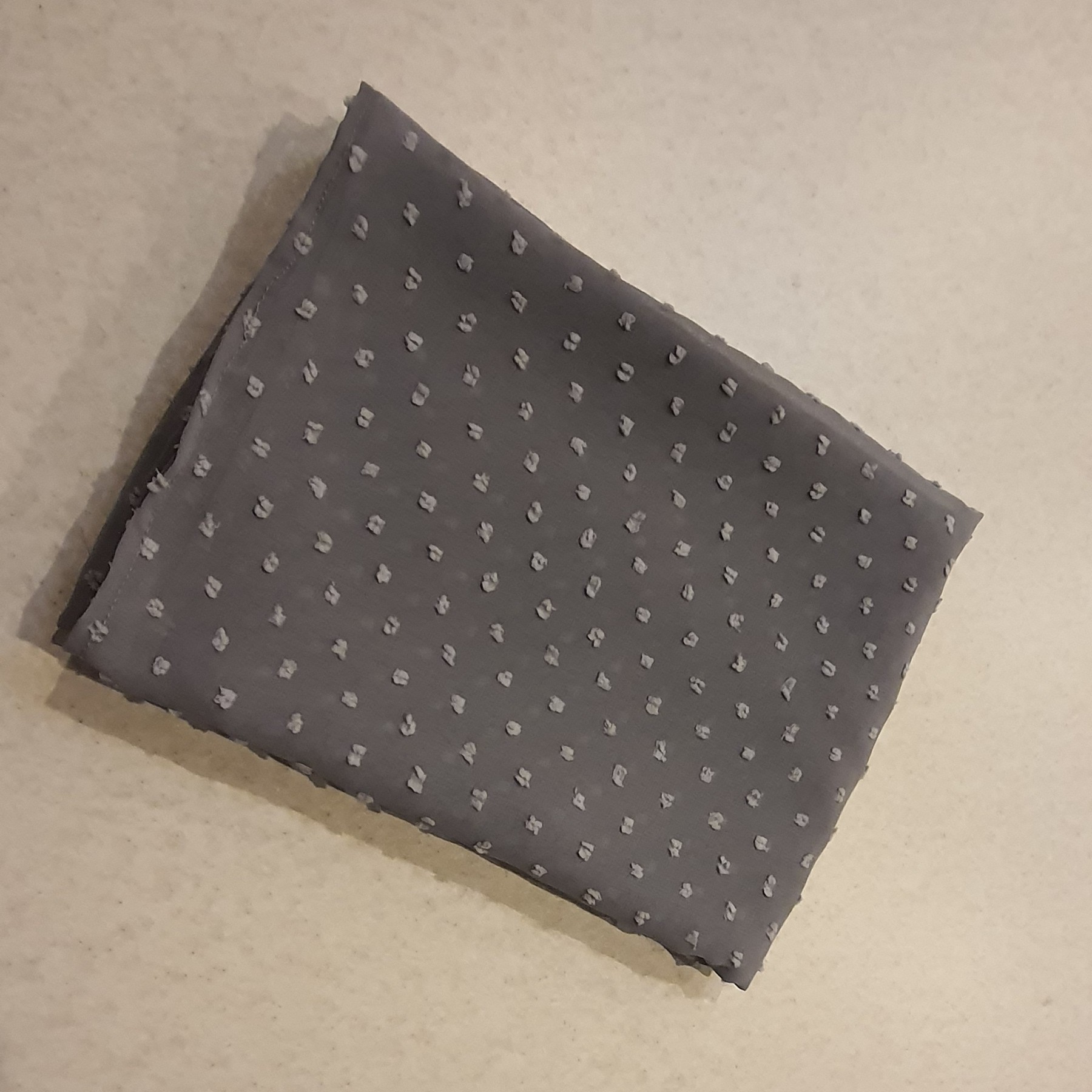 شال کرپ حریر اشکی طوسی با دوخت راسته در ابعاد 60 در 180