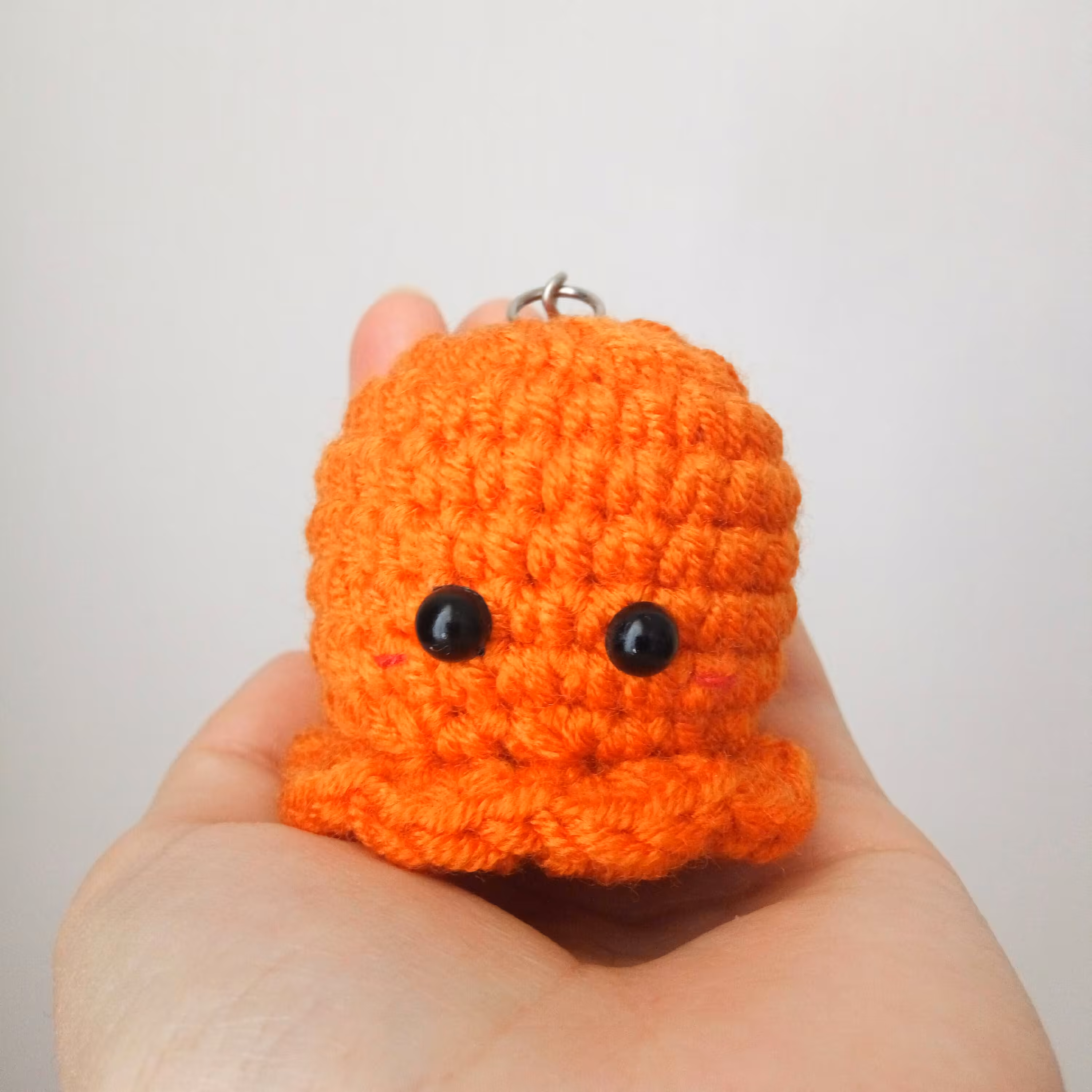 آویز جاکلیدی بافتنی دست باف طرح نی نی عروس دریایی رنگ نارنجی سفیرباف
