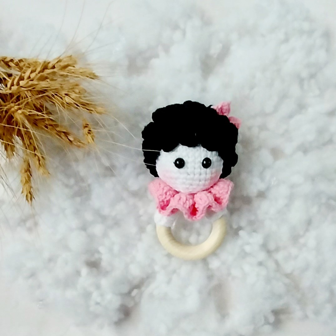 جغجغه بافتنی دختر مو فرفری 