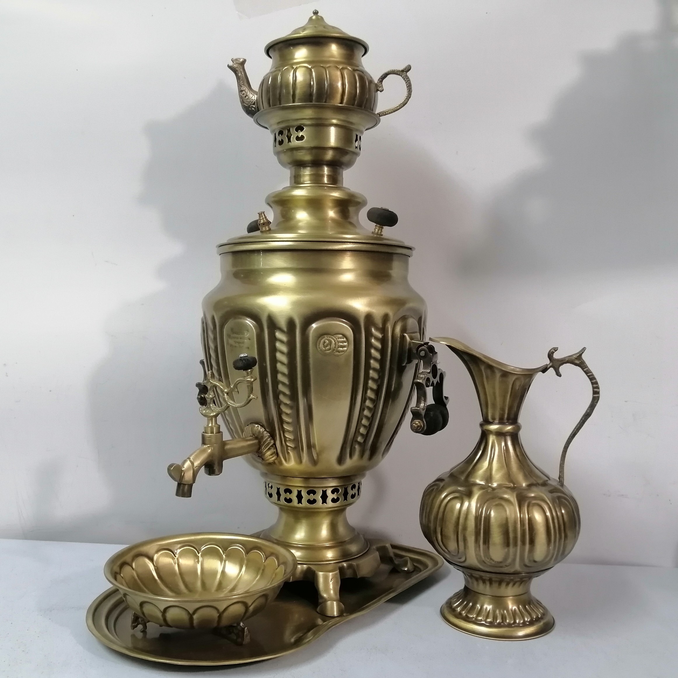 سماور برنجی زغالی ذغالی آنتیک ضخیم مهر روس با سینی ضخیم و جام و تنگ آبخوری مناسب تهیه چایی آتشی و کلکسیون سنتی دکوراسیون