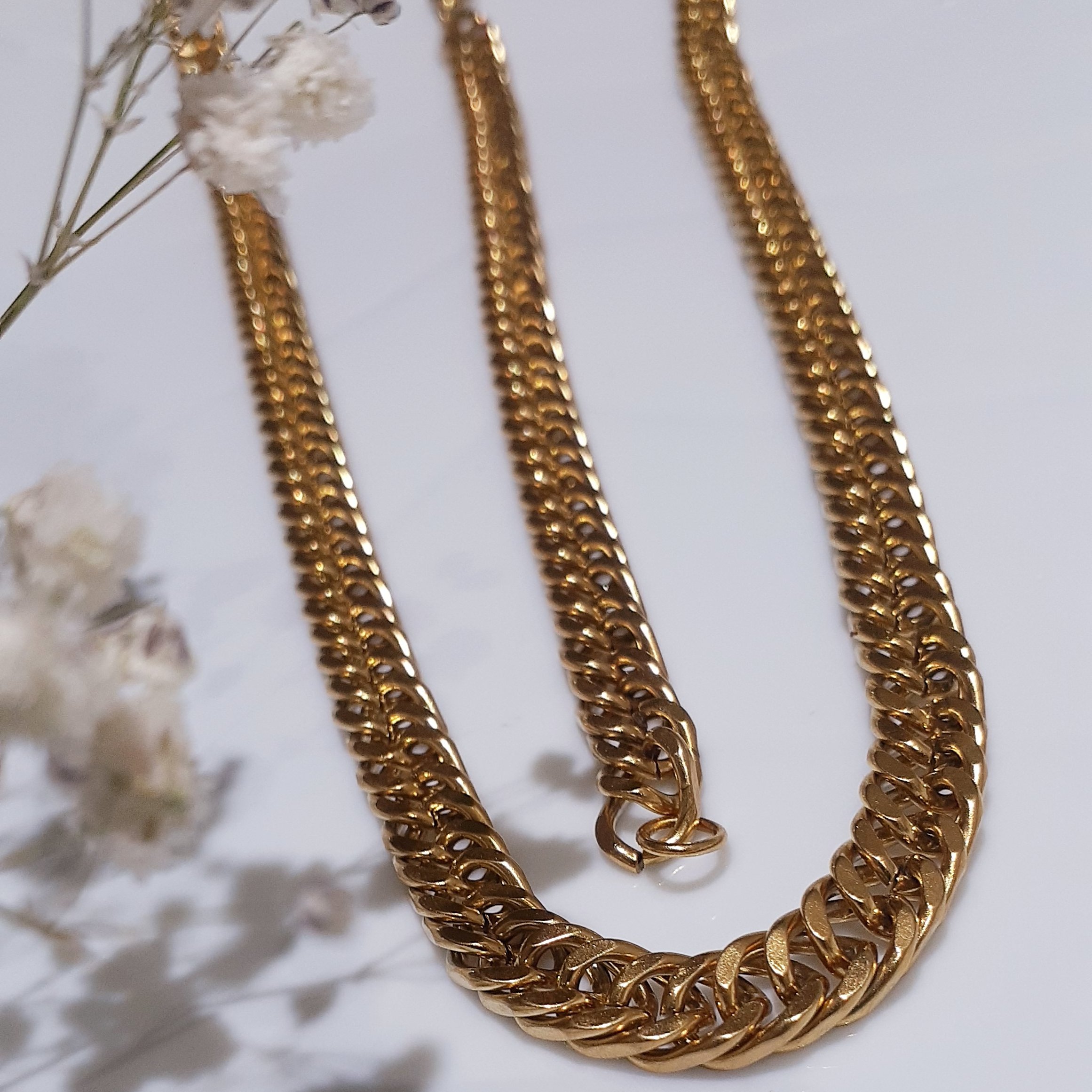 گردنبند و دستبند دوبل کارتیرسایز گردنبند 50 و دستبند20 طلایی و نقره ای استیل رنگ ثابت و بدون حساسیت