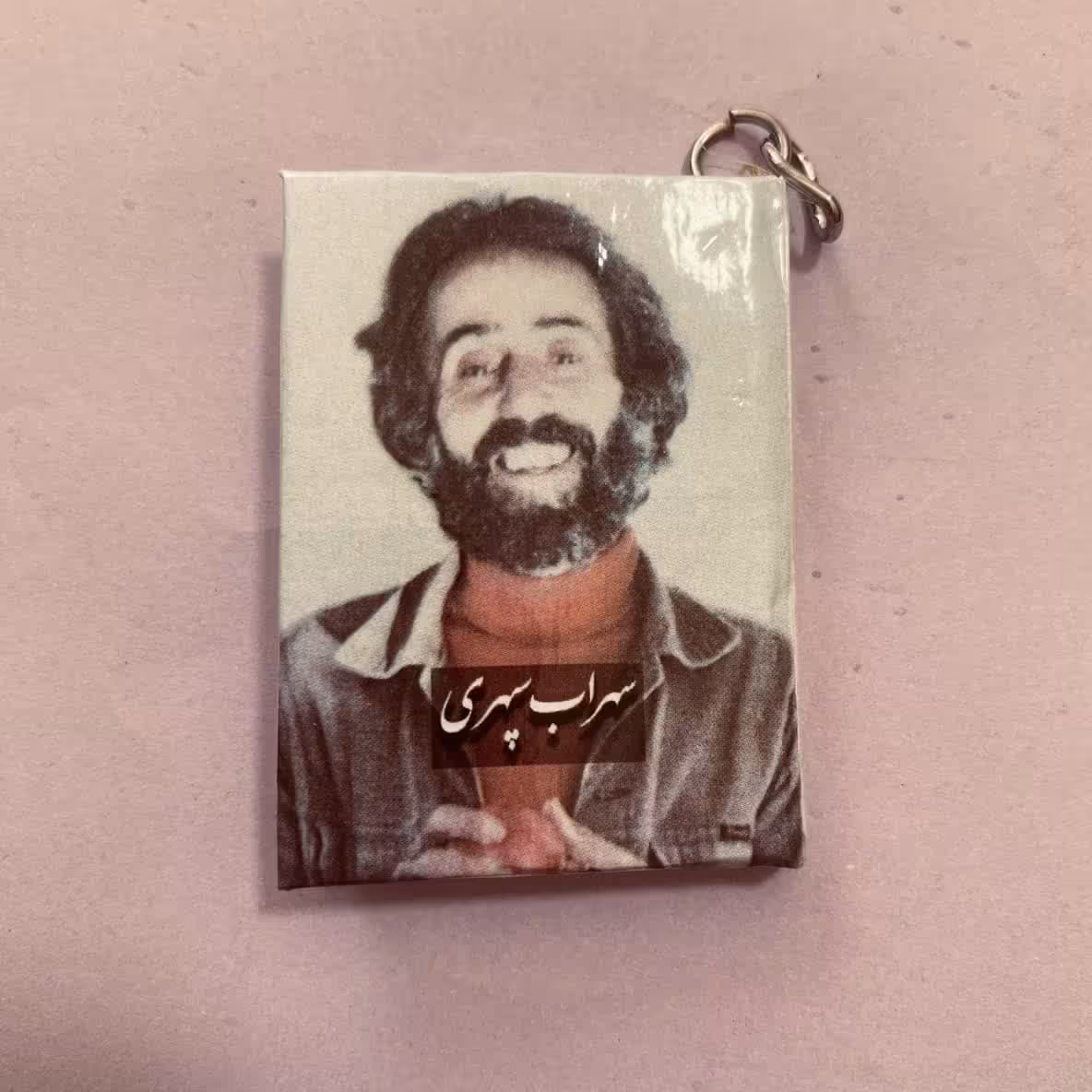 سرکلیدی های مدل دفترچه با جلد سخت این طرح سهراب سپهری با شعری از خودش که پشت دفترچه نوشته.