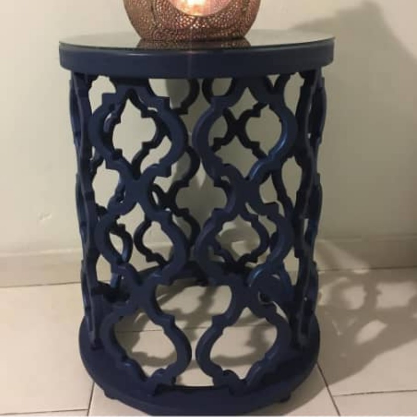 میز چوبی کنار سالنی