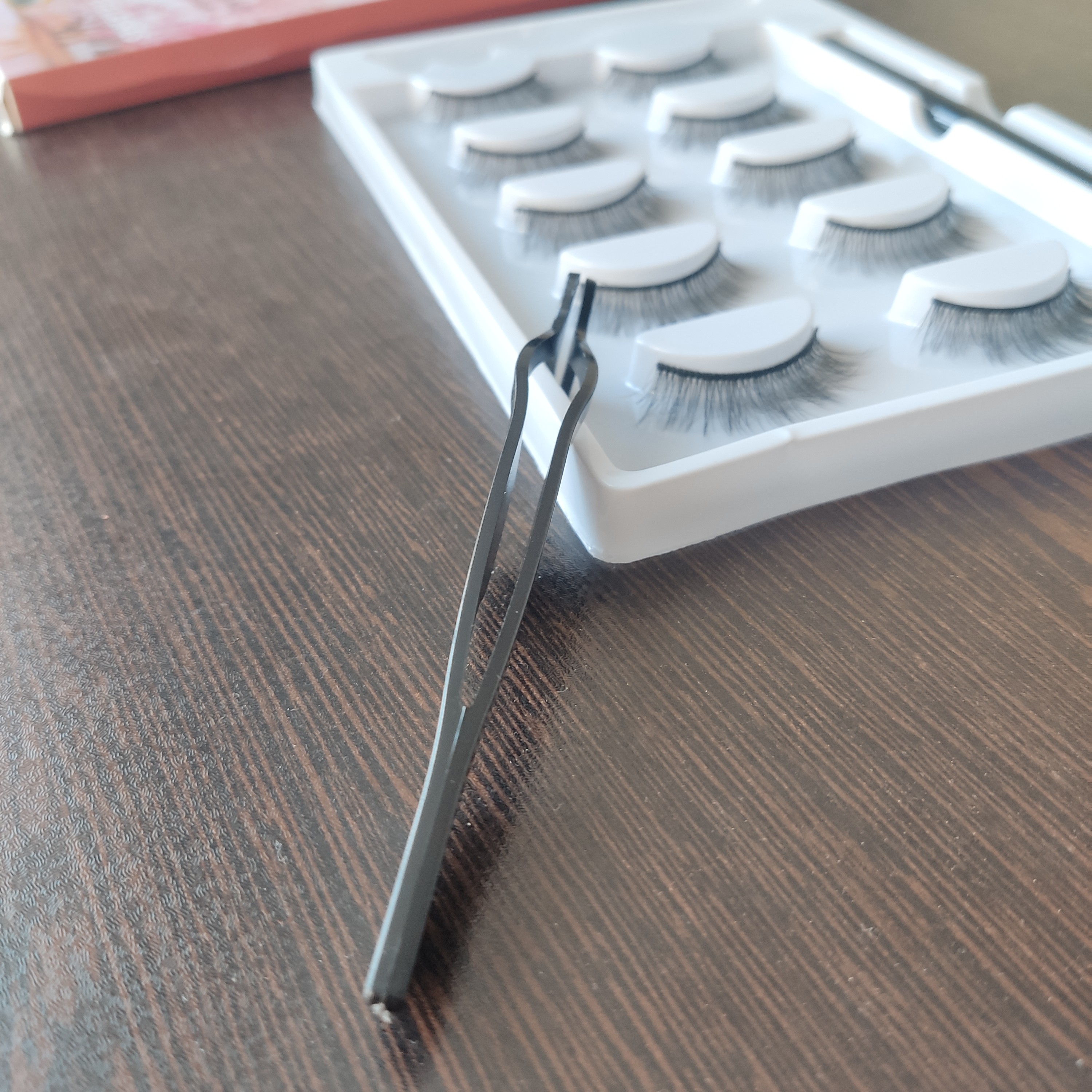 مژه سه بعدی کد 038 پنج جفتی به همراه خط چشم ماژیکی و انبر مژه گیر 