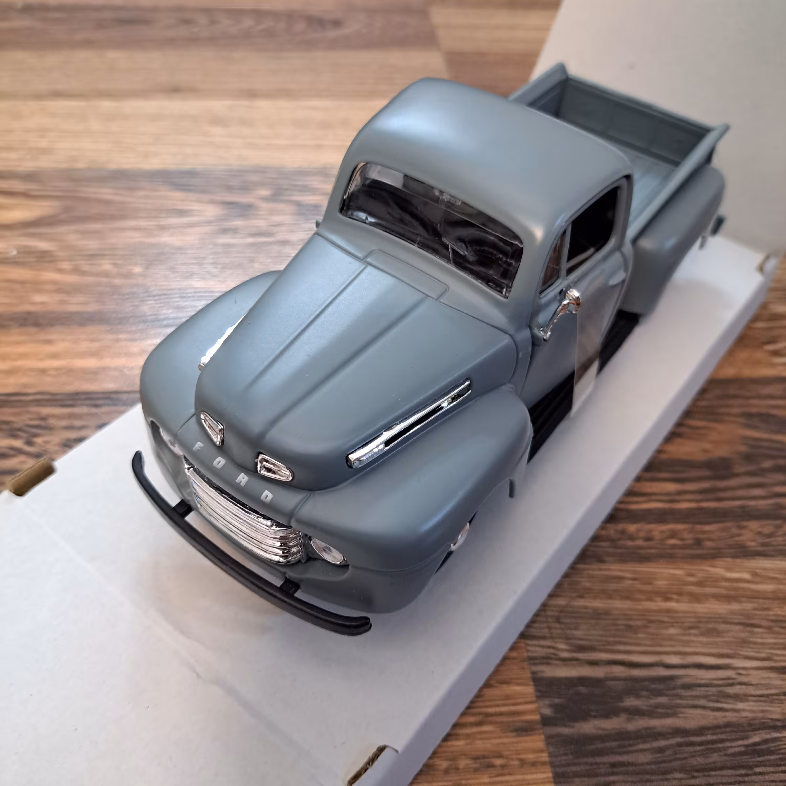 ماکت فوردپیکاپ F1 سال 1948 فلزی دارای جعبه مقیاس 1.24 برندمایستو 3 درب بازشو