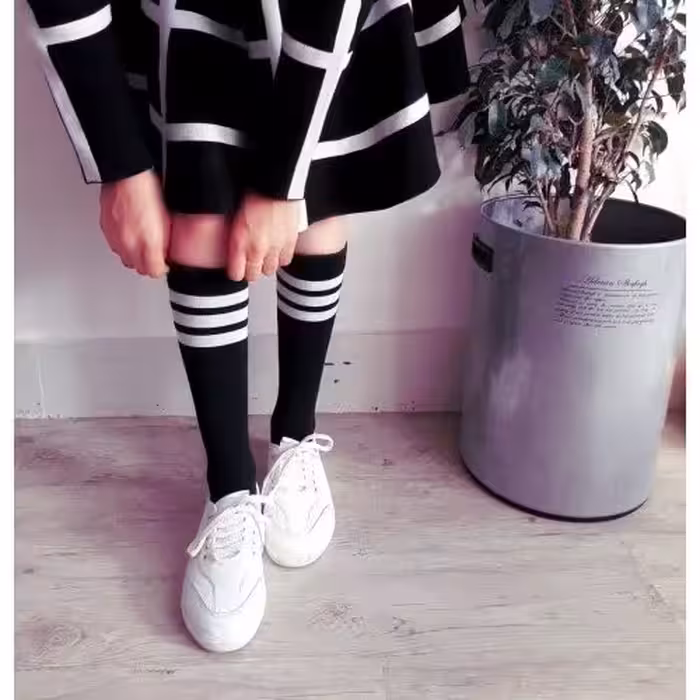 جوراب سه خط ساق بلند زیر زانو اسپرت زمینه مشکی فری سایز 