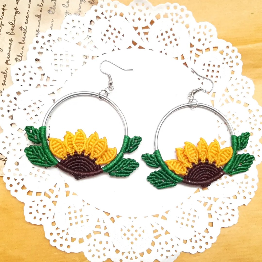 گوشواره آفتابگردون میکرومکرومه بافته شده با نخ موم زده 