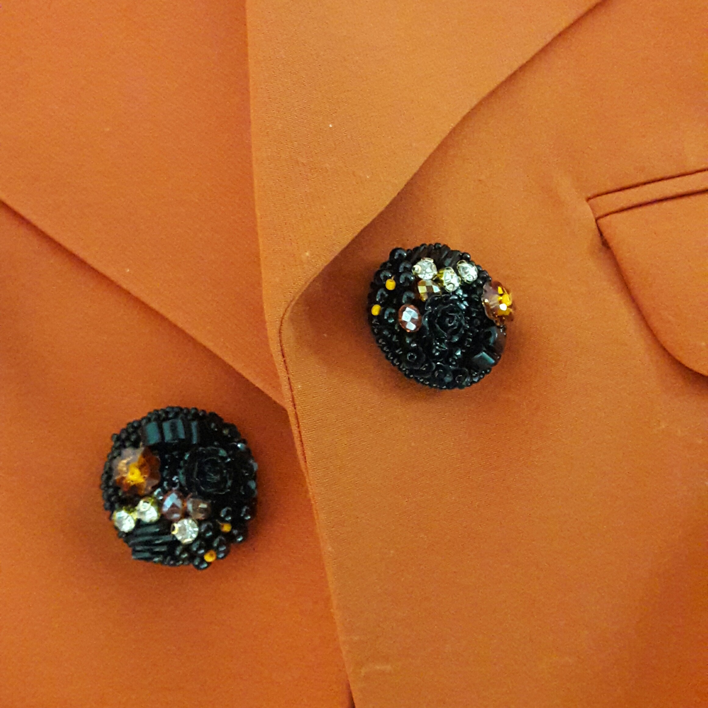 دکمه جواهردوزی . رنگ مشکی و نارنجی . وزن محصول 5 گرم .