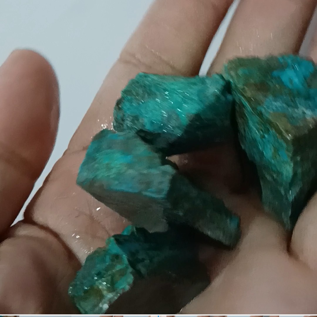 سنگ راف کریزیکولا خوش رنگ قابل تراش و کلکسیونی اصل مخصوص تراش برای نگین انگشتر وگردنبند