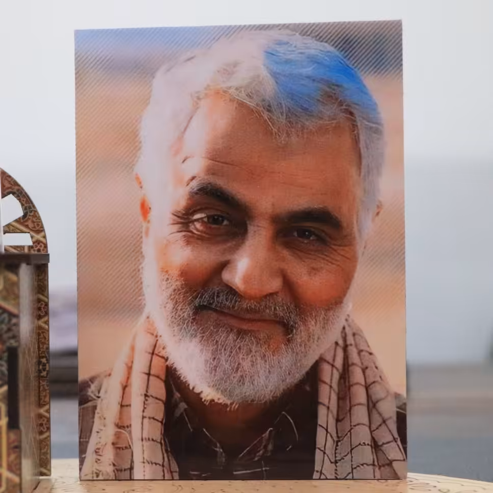 قاب شاسی عکس کوچک شهید حاج قاسم سلیمانی لبخند( طرح دلخواه شما هم پذیرفته میشود)