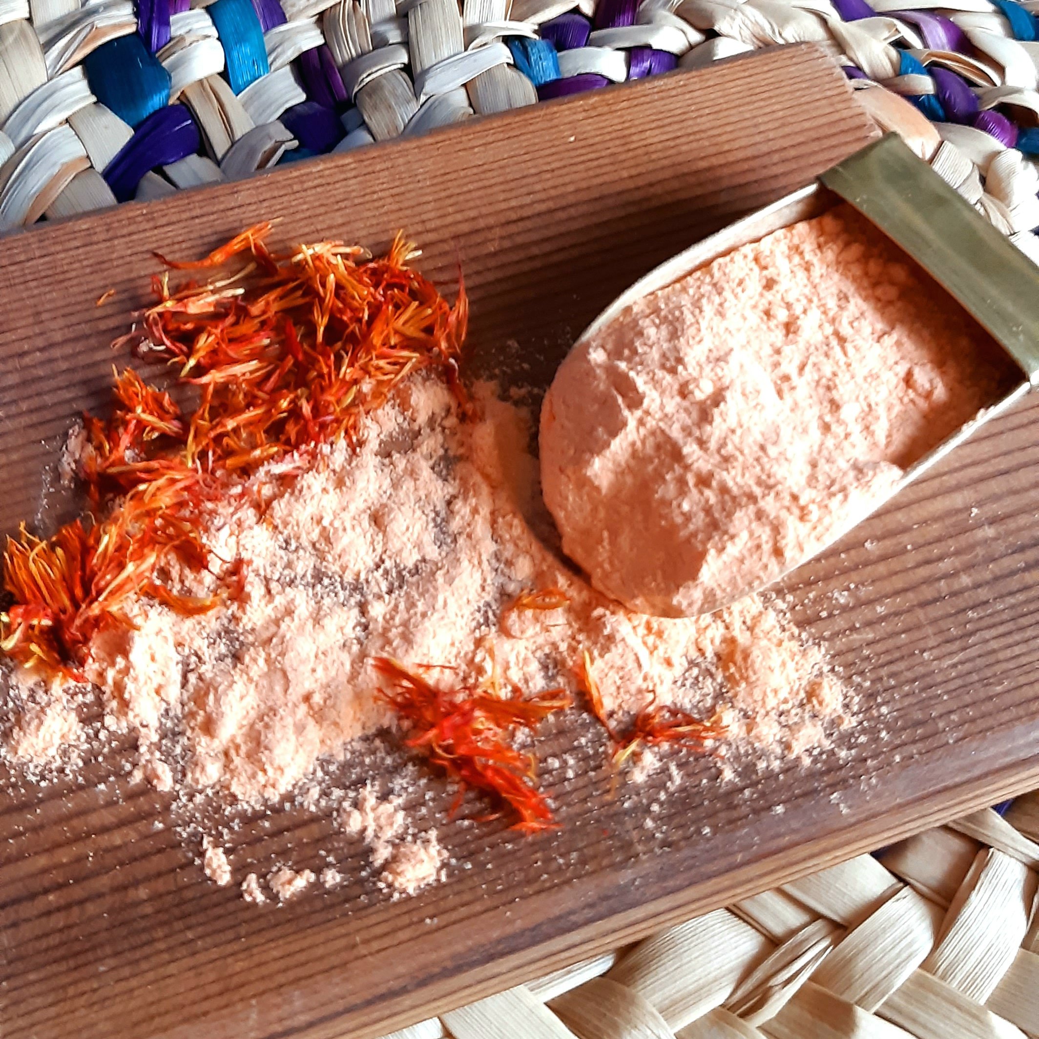 رنگ غذای گیاهی. تشکیل شده از گیاهی شبیه زعفران پودر هل و نمک