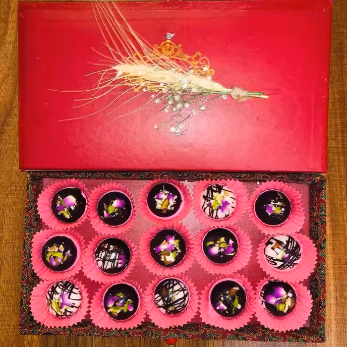 شکلات دست ساز مغزدار مغزدار آجیلی در طعم های تلخ و شیرین بسته 100 گرمی 95 هزار تومان 