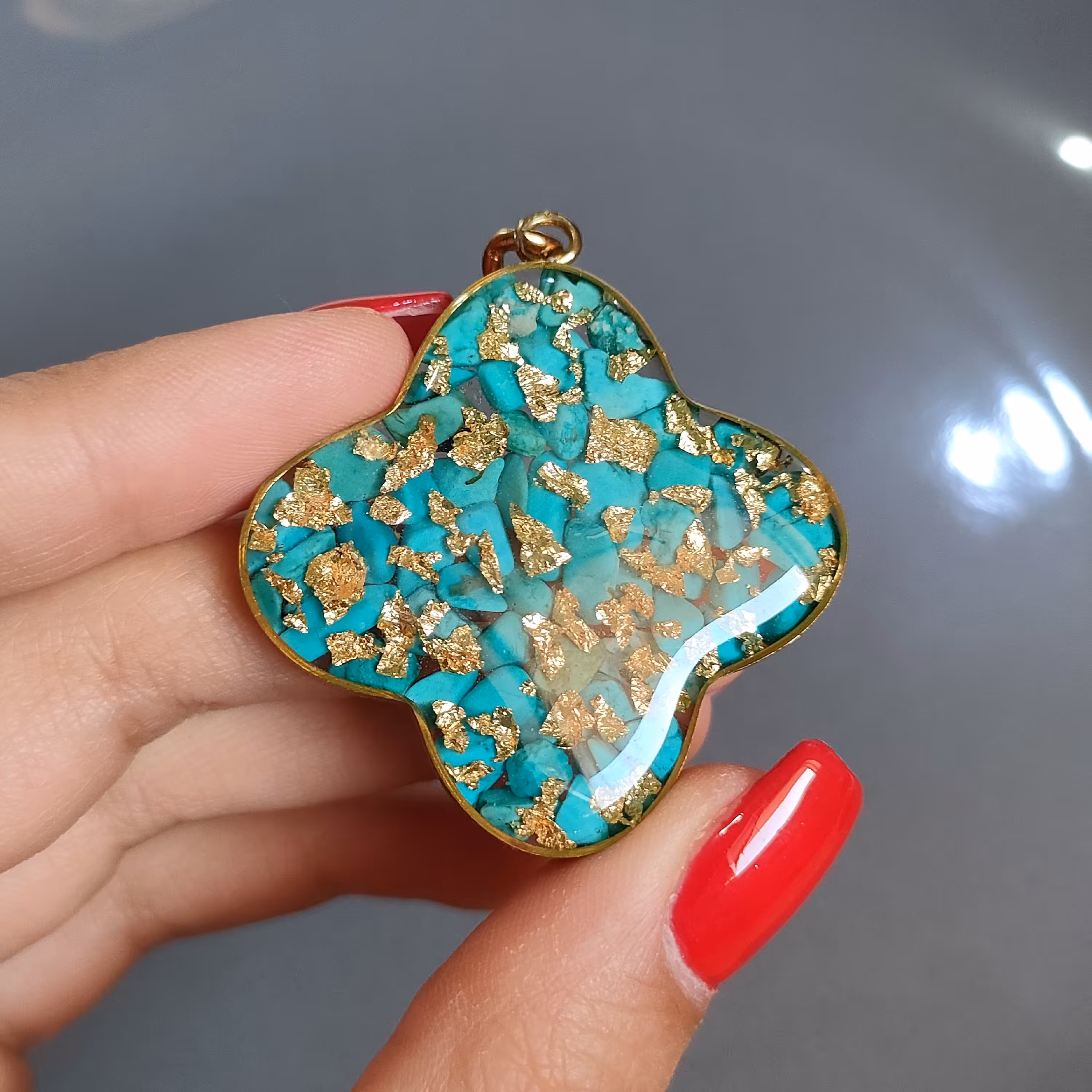 آویز رزینی خرده سنگ فیروزه با ورق طلا و رکاب ونکلیف