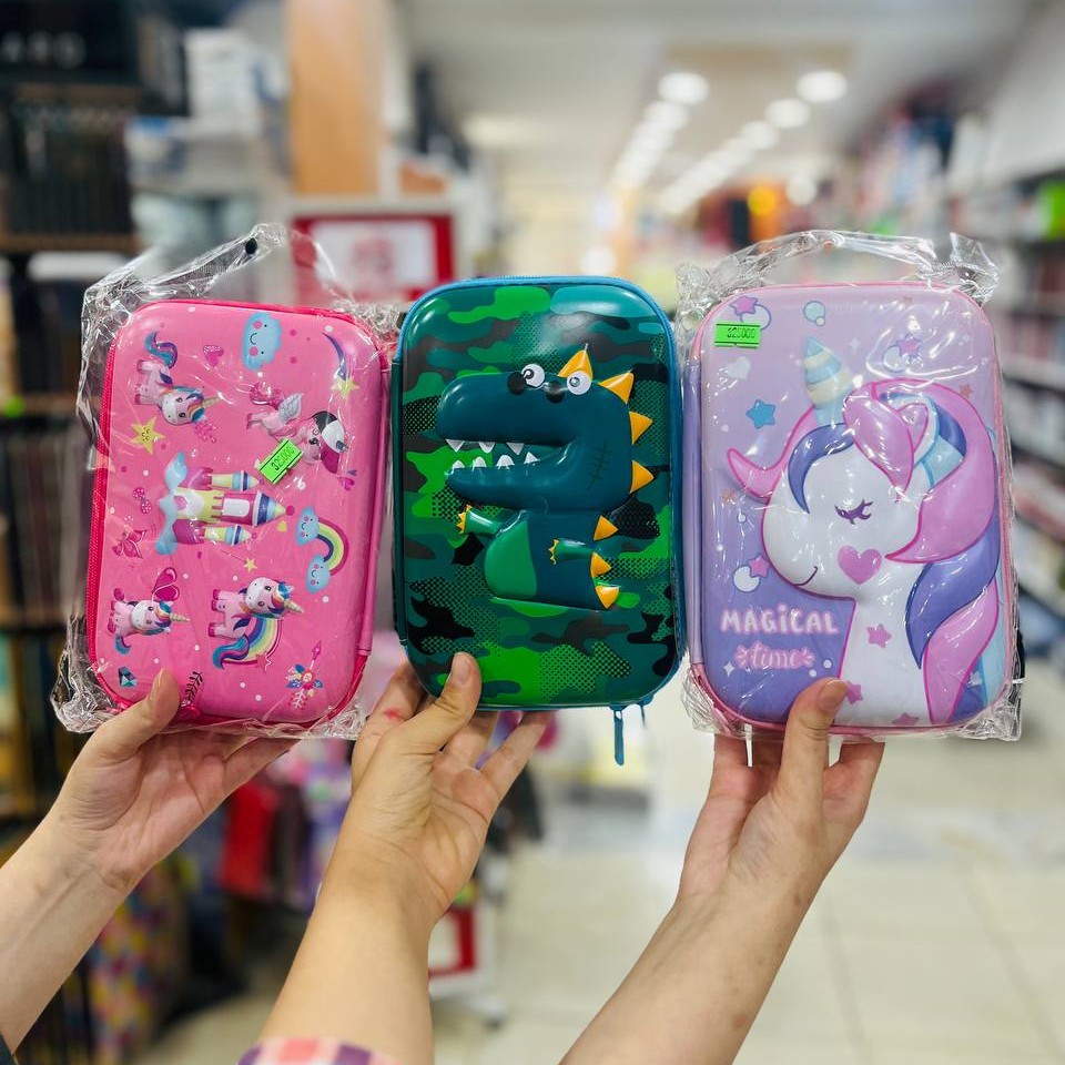 جامدادی بزرگ کتابی برجسه با طرح سه بعدی تک زیپ و دارای 3 محفظه جداگانه