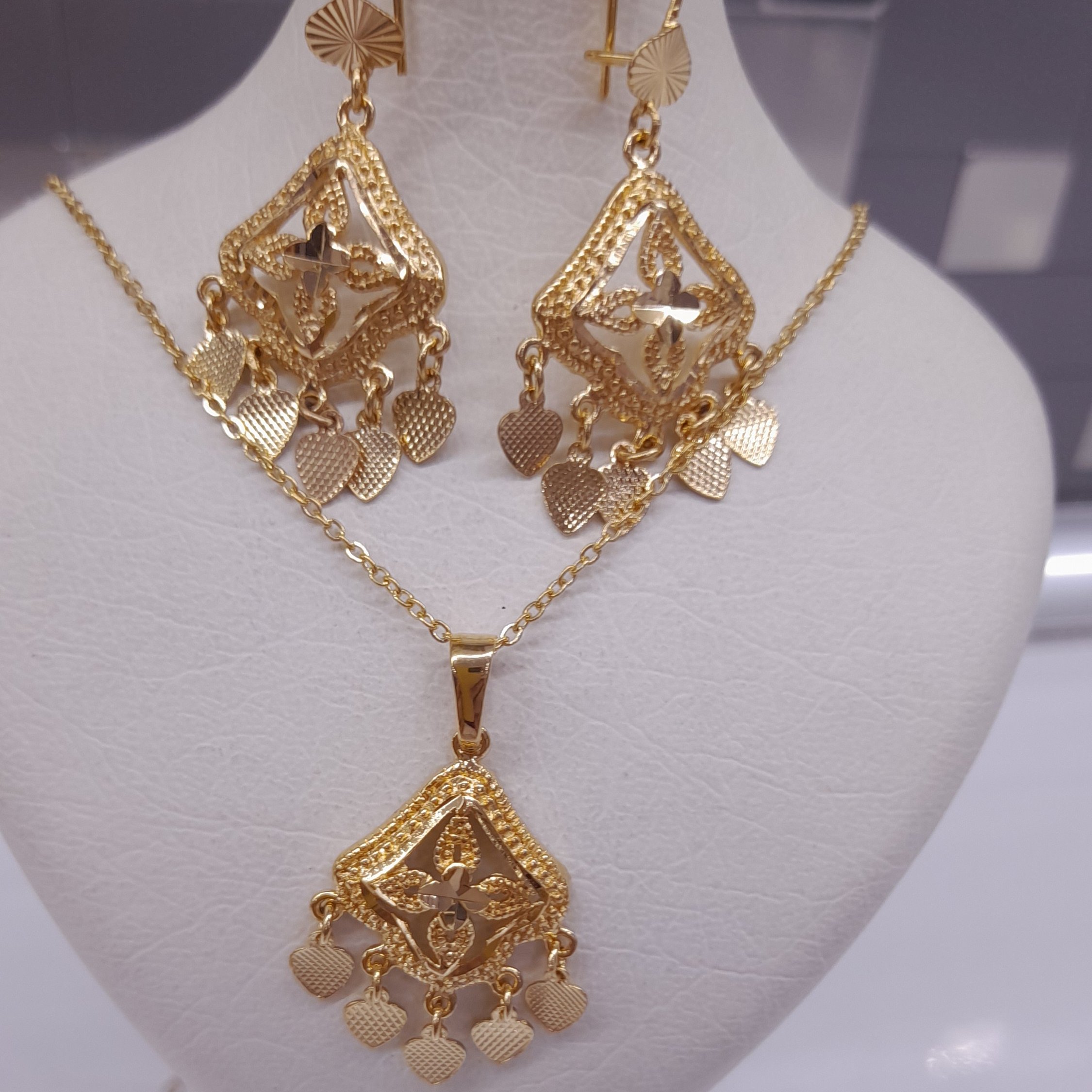 نیم ست تیتانیوم مجلسی همراه با آویزای ریز