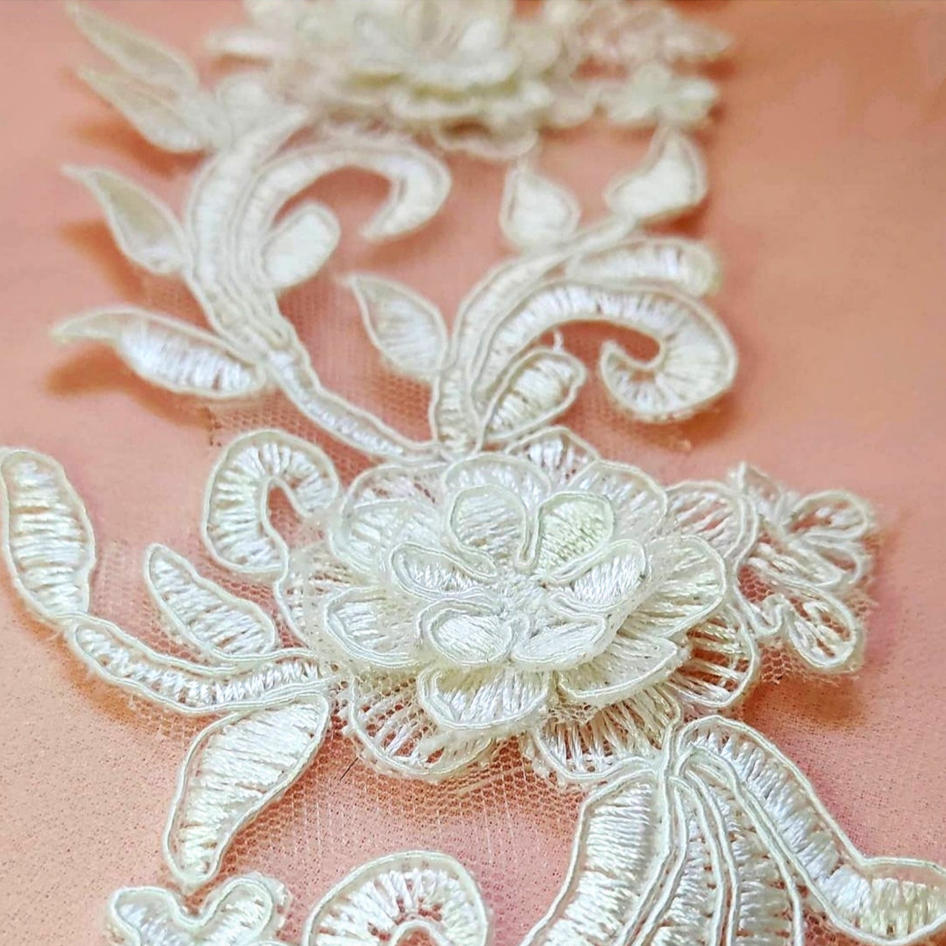 اپلیکه دانتل گل برجسته دوختنی به صورت جفت(بسته دوعددی)
