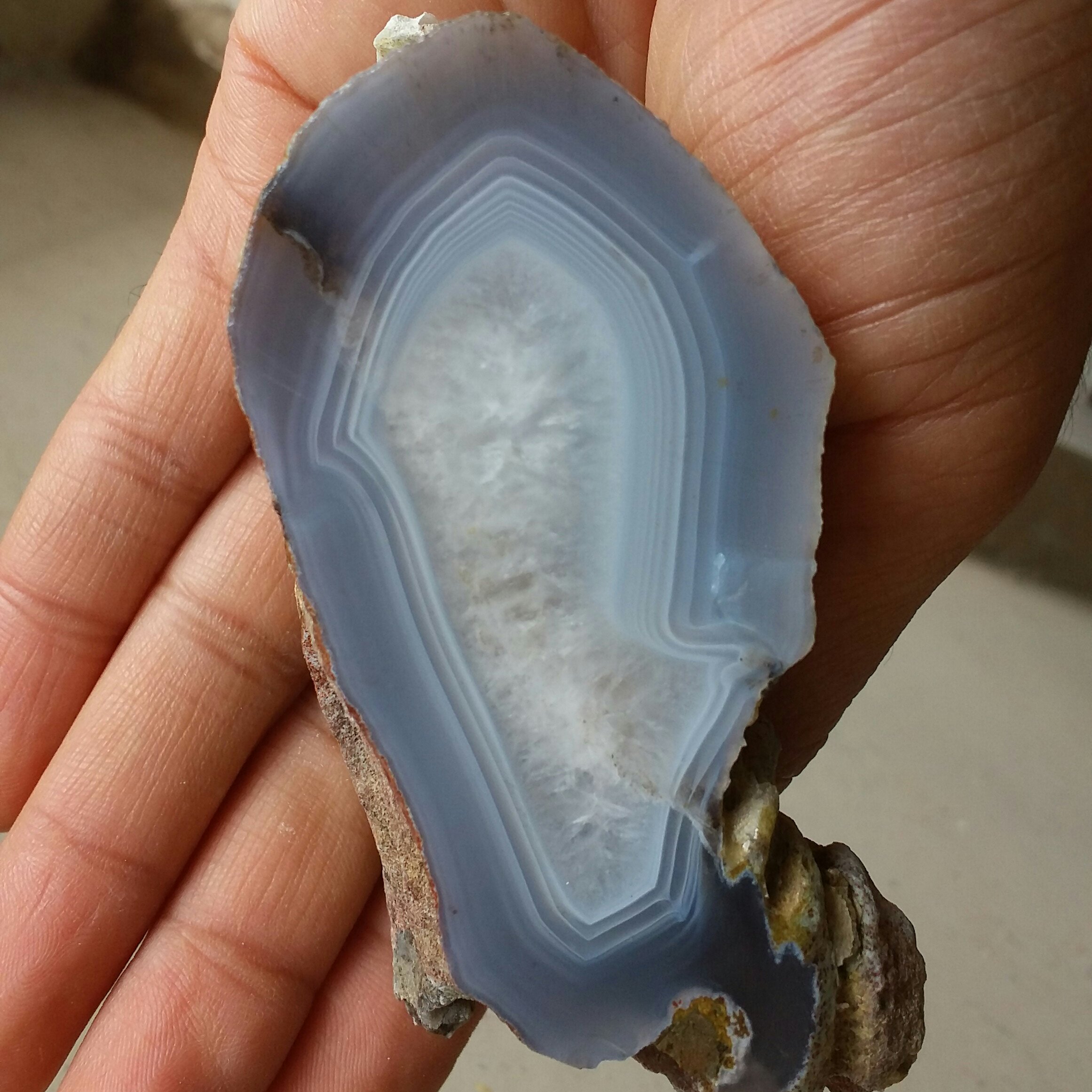 اسلایس سنگ راف عقیق سلیمانی 3بعدی ژئود دار  بسیار  زیبا کاملا طبیعی محشر شاهکار خلقت با قابلیت ساخت چندین نگین