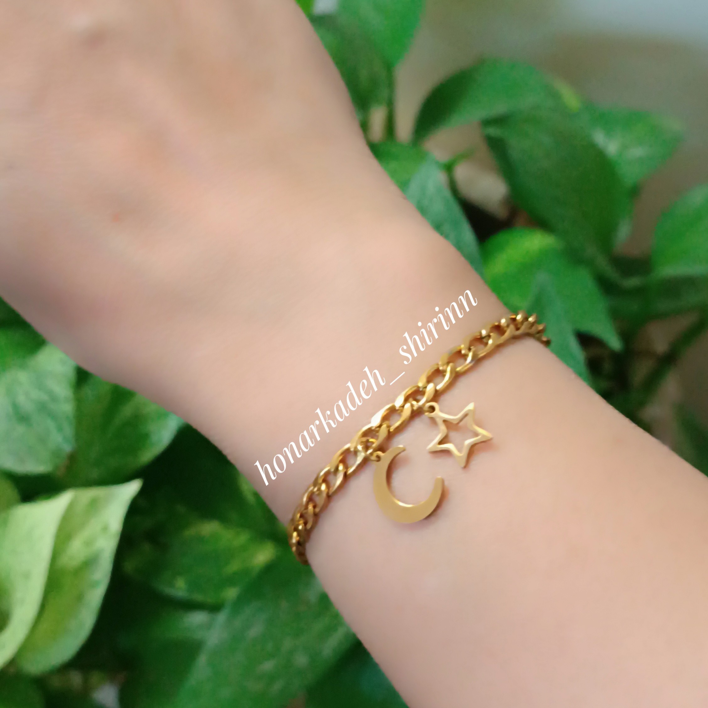 دستبند کارتیر طلایی استیل با آویز ماه و ستاره