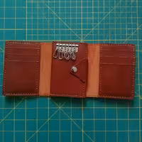 جاکارتی همراه جاسوییچی دست دوز، چرم طبیعی، رنگ عسلی، مناسب برای خانمها واقایان
ابعاد بسته شده 12در8.