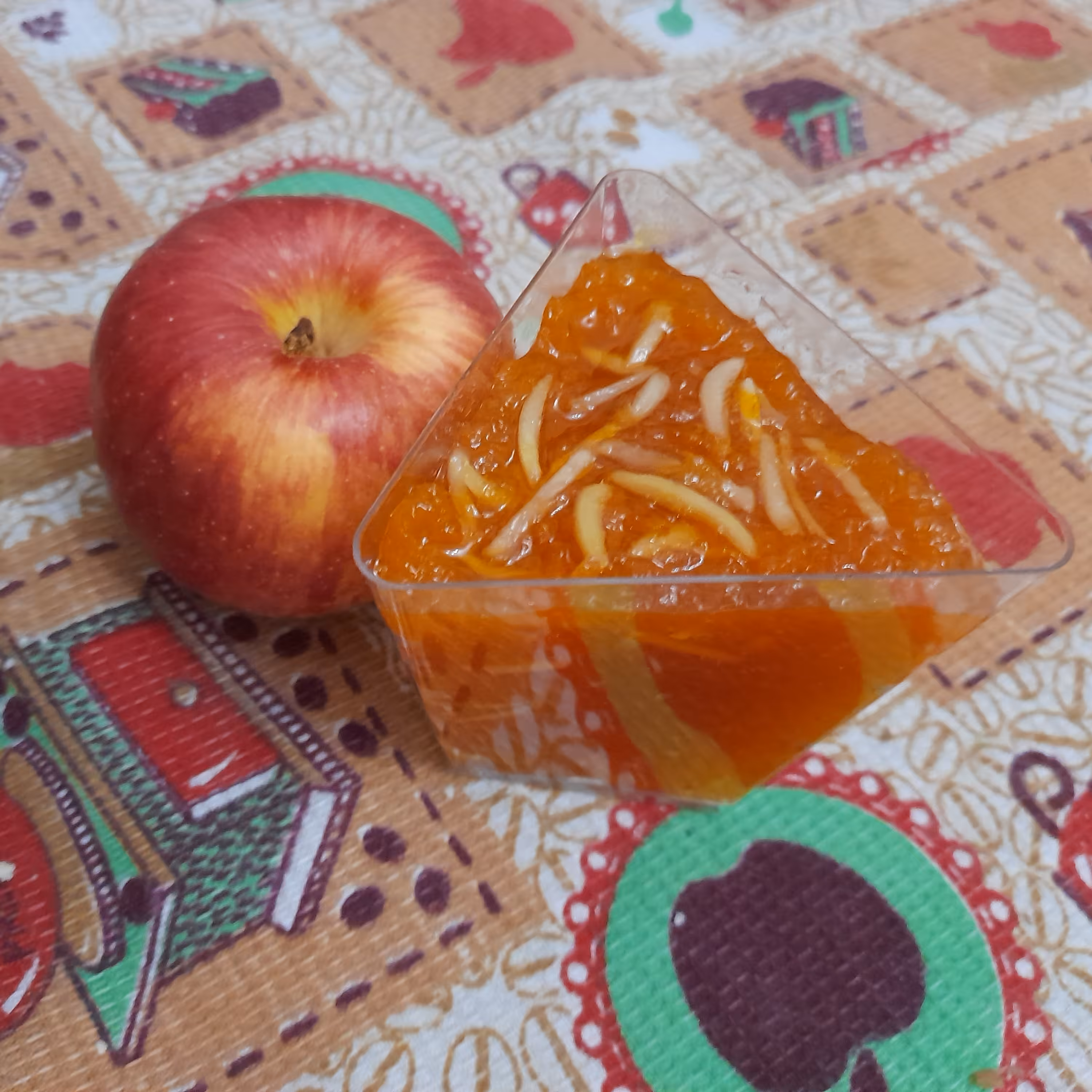 مارمالاد سیب وهویج تردوخوشرنگ همراه خلال بادام فراوان به وزن خالص 250 گرم تهیه شده توسط بنده صاحب خانه شیرینی 