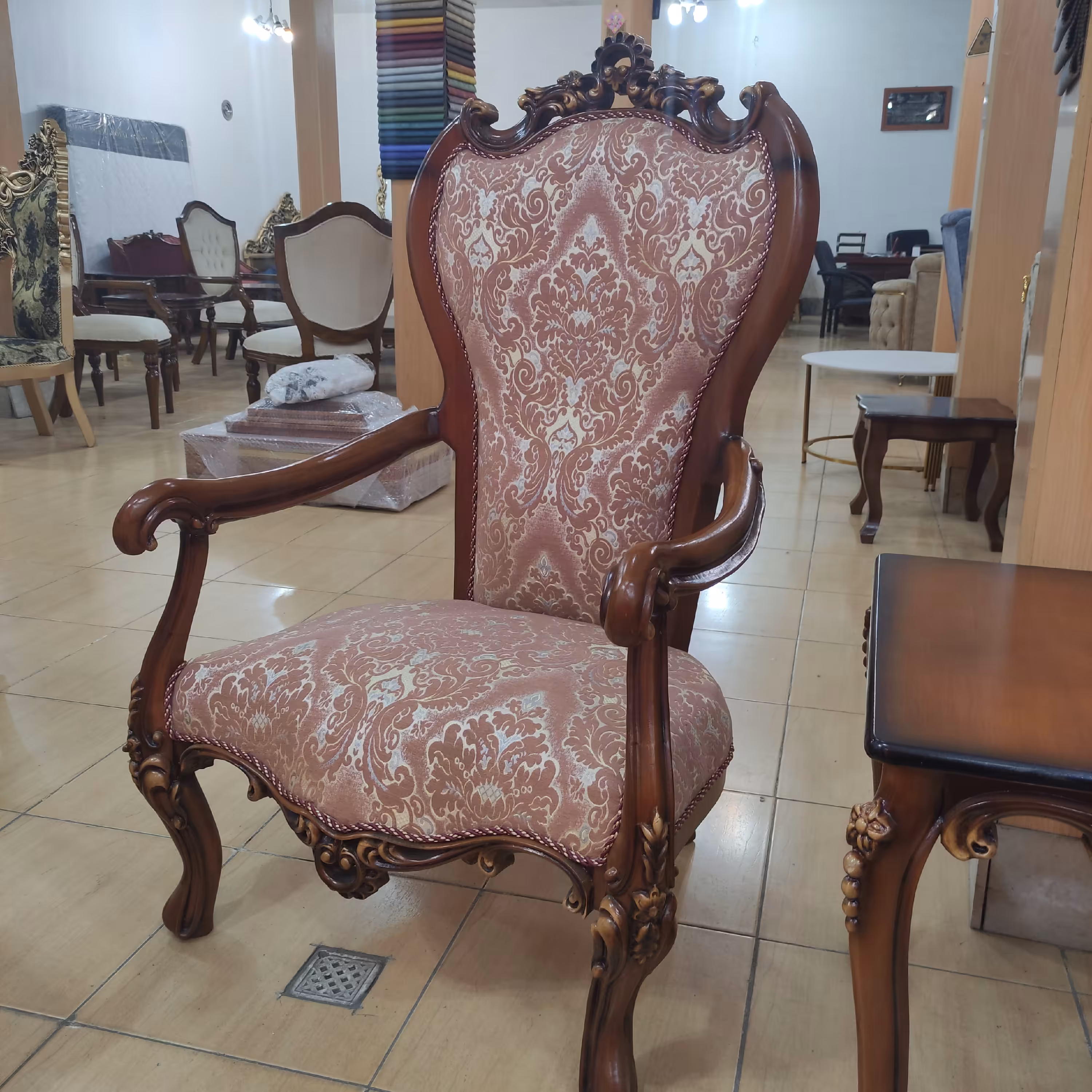 مبل کلاسیک دسته چوبی  9 نفره مدل آیما با چوب راش رنگ فندقی  پس کرایه