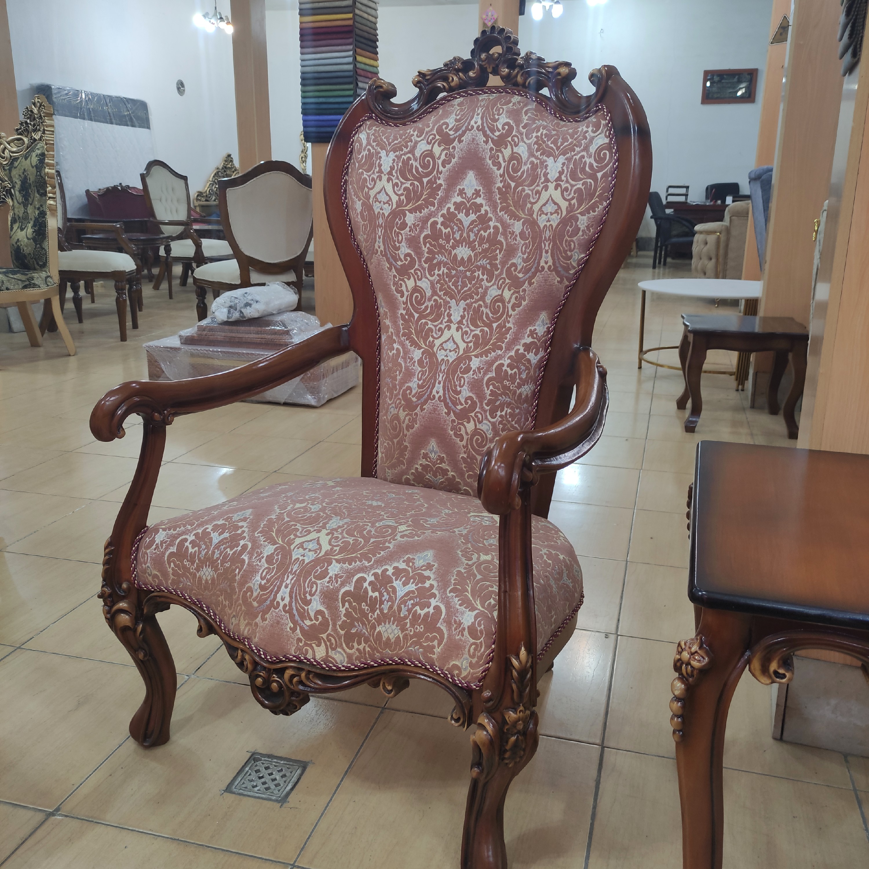 مبل کلاسیک دسته چوبی 9 نفره مدل آیما با چوب راش رنگ فندقی پس کرایه