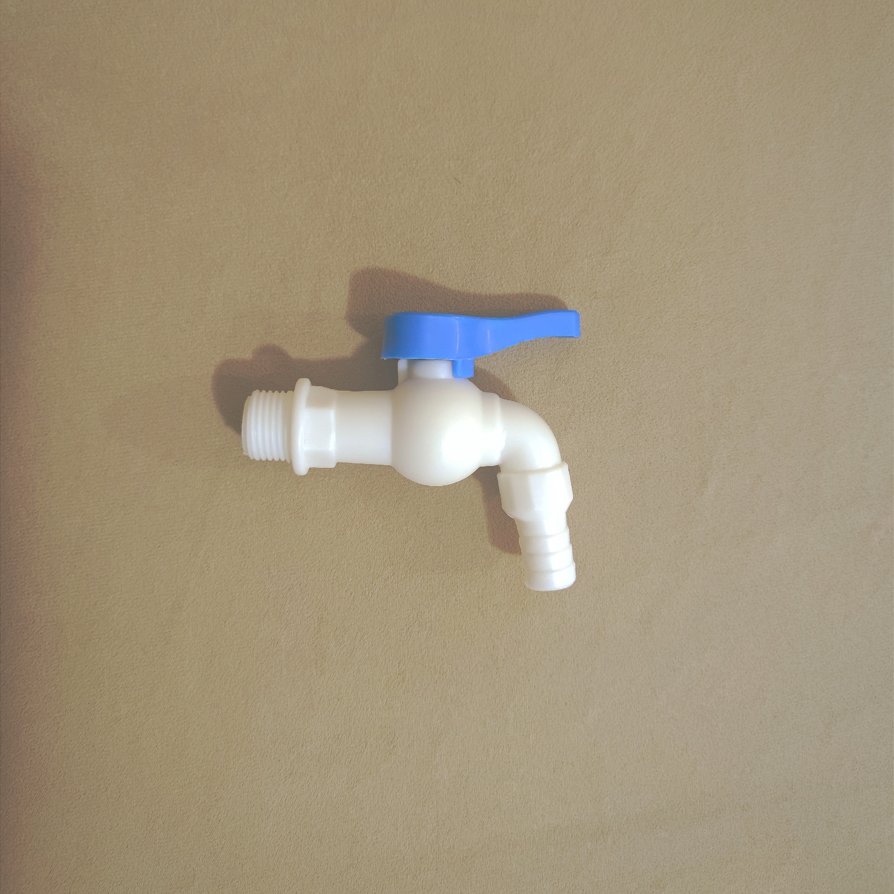 شیر آب پلاستیکی رزوه 1.2  اهرمی دو طرفه جنس لوله آب سفید و باکیفیت بسته 2 عددی