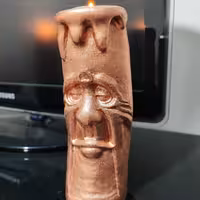 جا شمعی چوبی کنده‌کاری شده طرح رخ . به رنگ چوب ،مسی،طلایی ،نقره ای و رنگی . 6سانت در18 سانت 