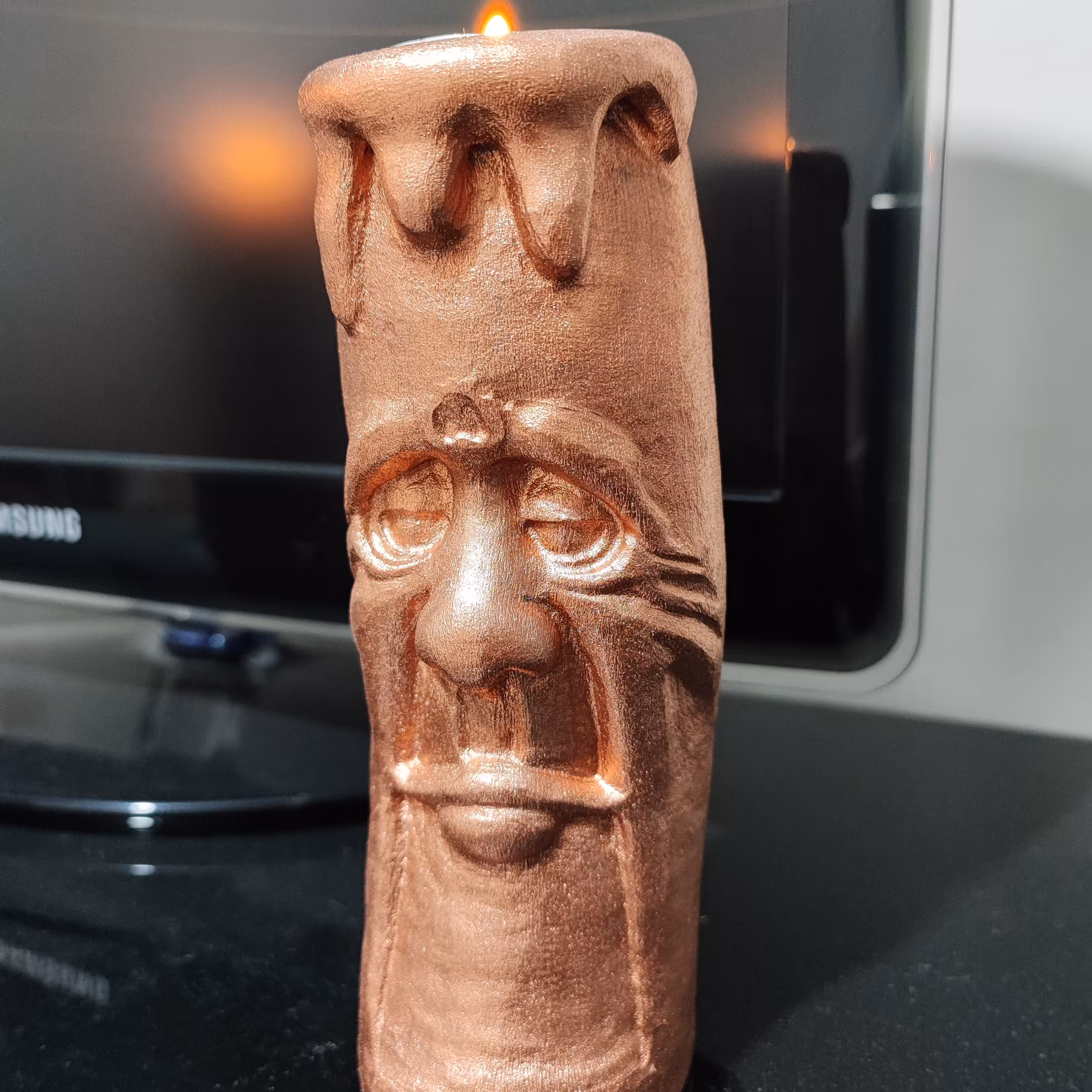 جا شمعی چوبی کنده‌کاری شده طرح رخ . به رنگ چوب ،مسی،طلایی ،نقره ای و رنگی . 6سانت در18 سانت 