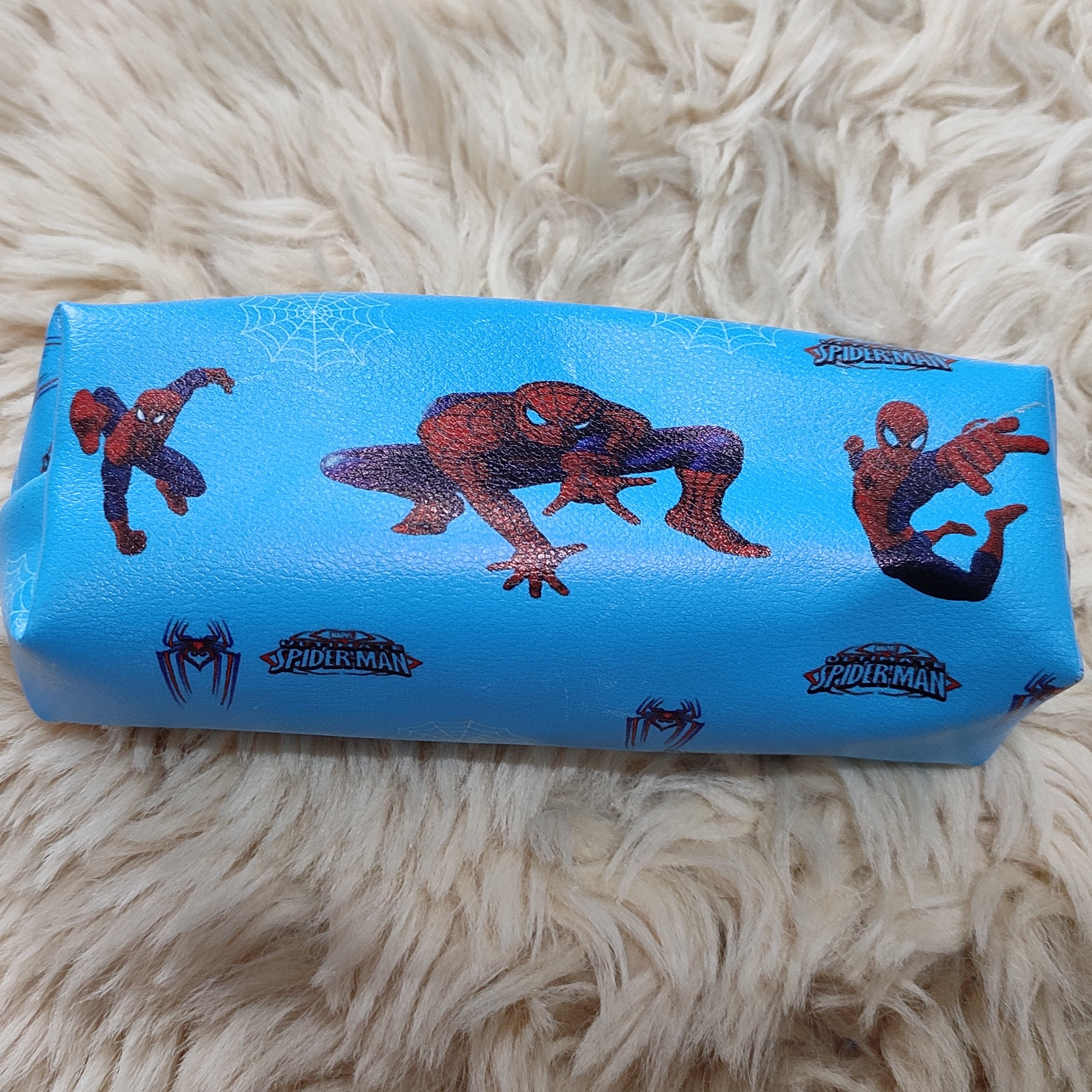 جامدادی چرم مصنوعی چرخ دوز در رنگها و طرحهای مختلف (پسرانه-طرح مرد عنکبوتی)در ابعاد 20 در 6 در 7