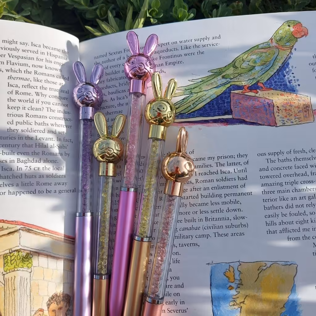 خودکار خرگوشی فانتزی و خوشگل اکلیل تو بدنه خودش داره رنگاشم حسابی خوشرنگ و قشنگه رنگ جوهر آبی 