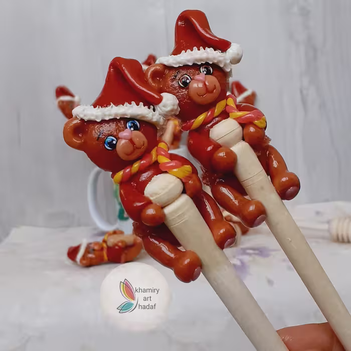قاشق عسل خوری چوبی فانتزی عروسک خمیری مدل خرس قهوه ای ارتفاع قاشق 13cm وبا عروسکحدودا 18cm