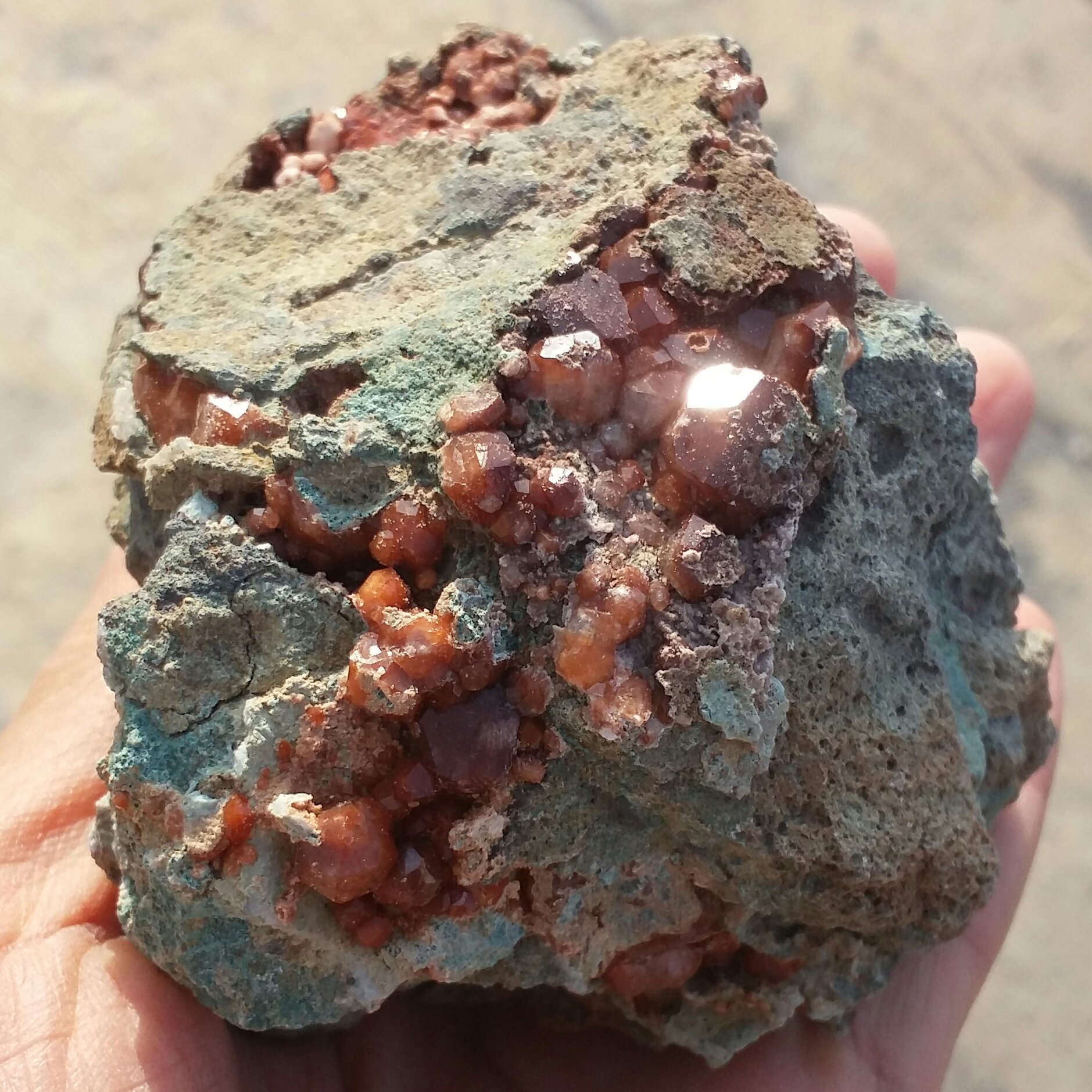 نمونه فوق کلکسیونی غولپیکر حجیم آنالیسم سرخ پر بلور ریز و درشت روی و درون بستر  محشر  100 در 100 طبیعی تکرار نشدنیی خاص