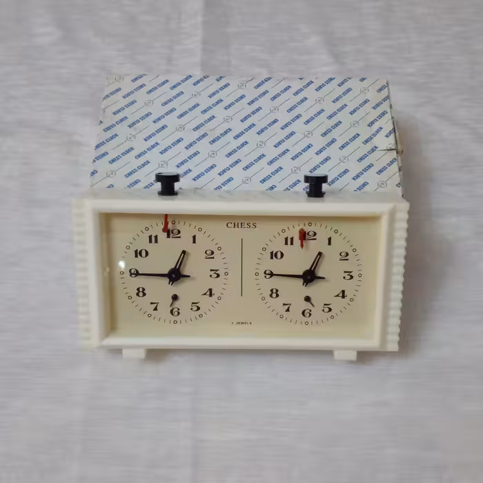 ساعت شطرنج آنالوگ مکانیکی روسی عقربه ای باقاب پلاستیکی سفید