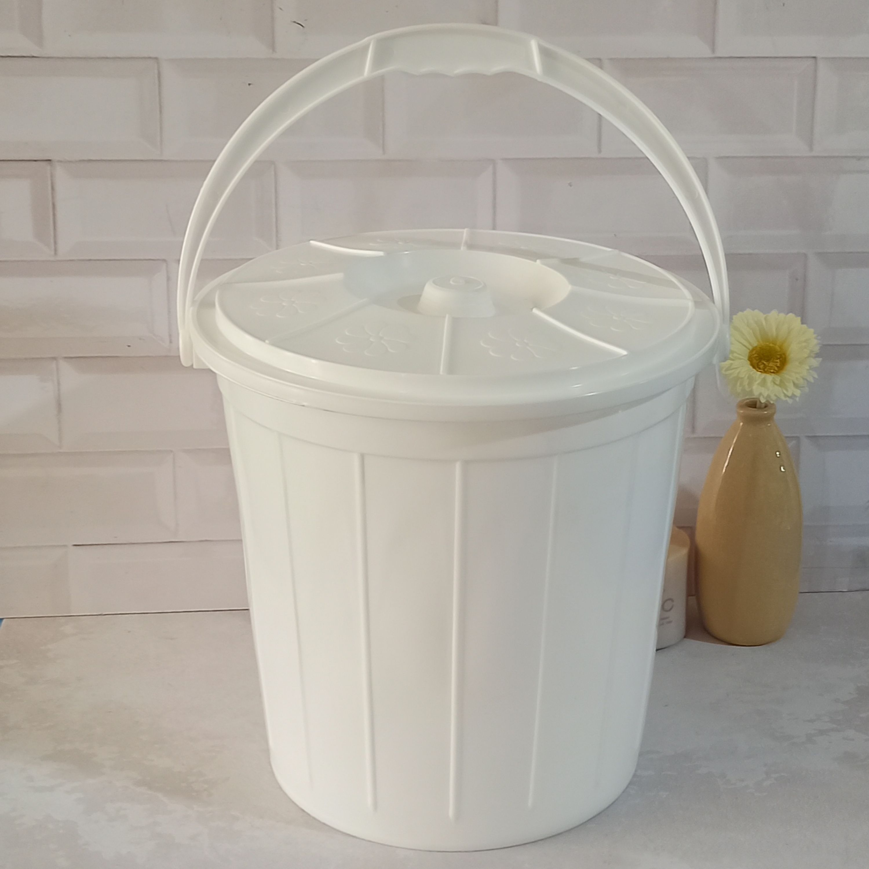 سطل ماست درب دار شماره14 تهیه شده از مواد نو باکیفیت با رنگبندی صورتی و سفید