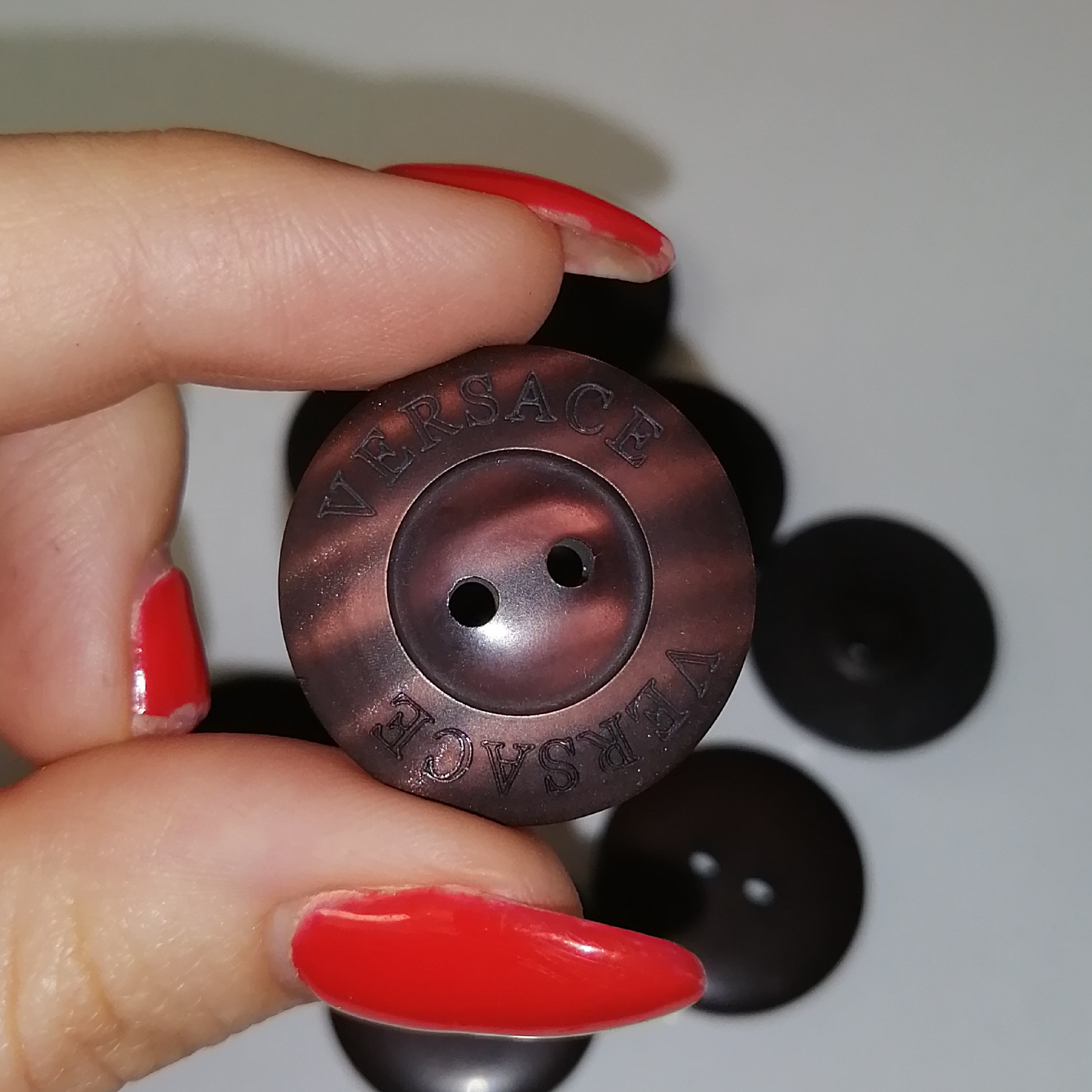 دکمه لباس قهوه ای دایره طرح دار  بسته 9 عددی 