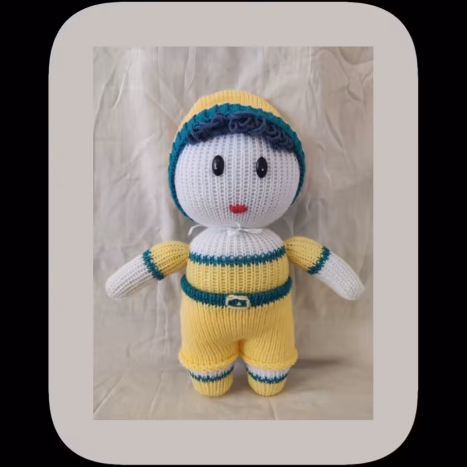 عروسک پسر بافتنی با لباس زرد