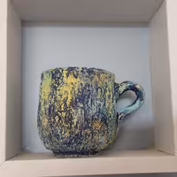 لیوان سفالی  با طرح پتینه برجسته به عنوان جا قلمی یا دکوراتیو