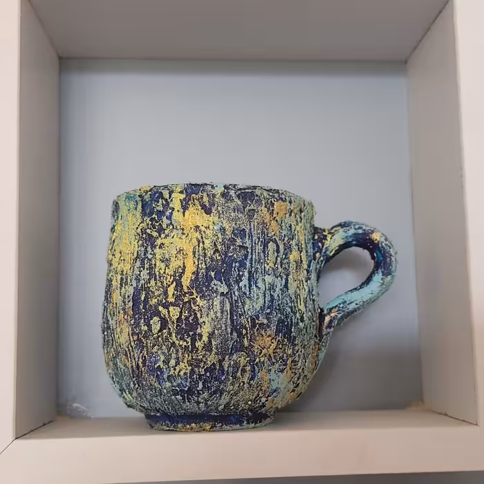 لیوان سفالی  با طرح پتینه برجسته به عنوان جا قلمی یا دکوراتیو