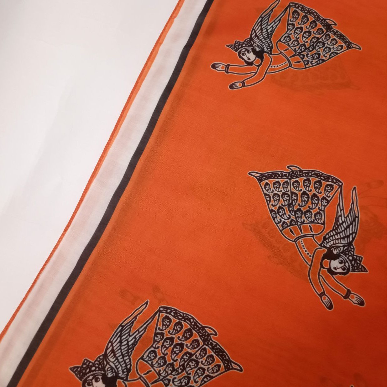 شال نخی چهارفصل نارنجی طرح فرشته پارسی ابعاد 190 در 70 سانتی متر