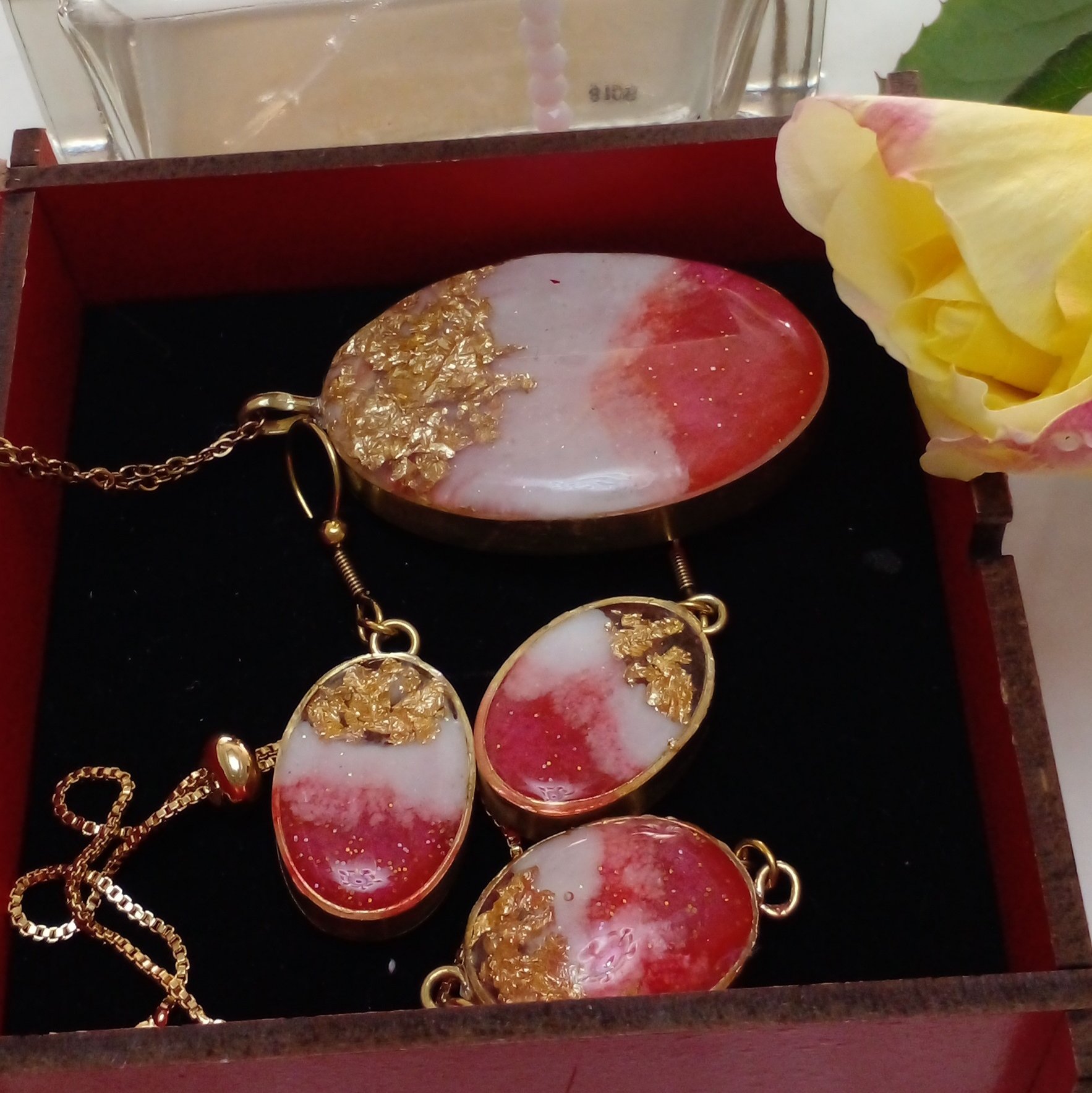 سرویس رزینی شامل گردنبند دستبند و گوشواره