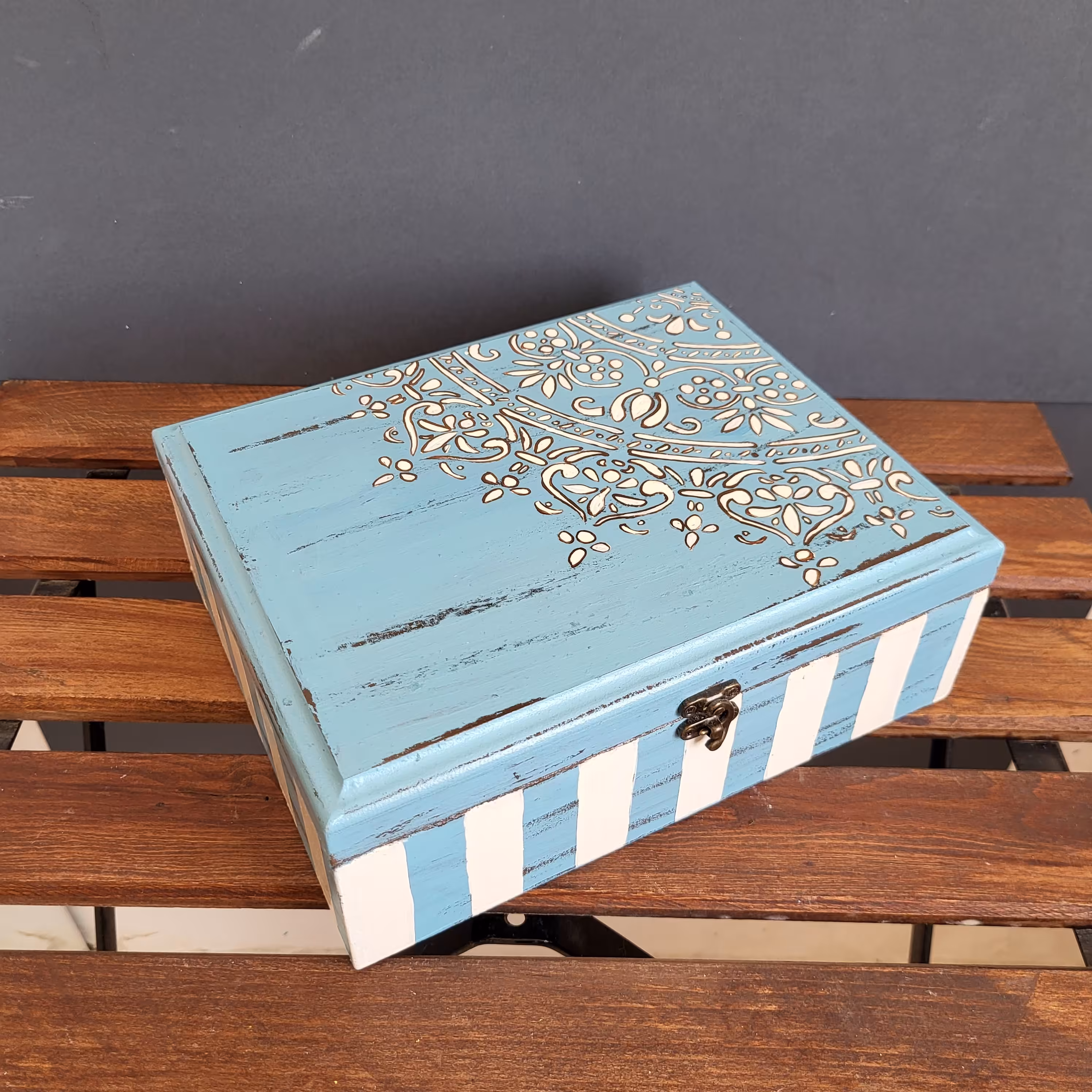جعبه چوبی پتینه شده آبی و کرم طراحی شده با دست و رنگ ثابت قابل تمیز کردن با دستمال مرطوب