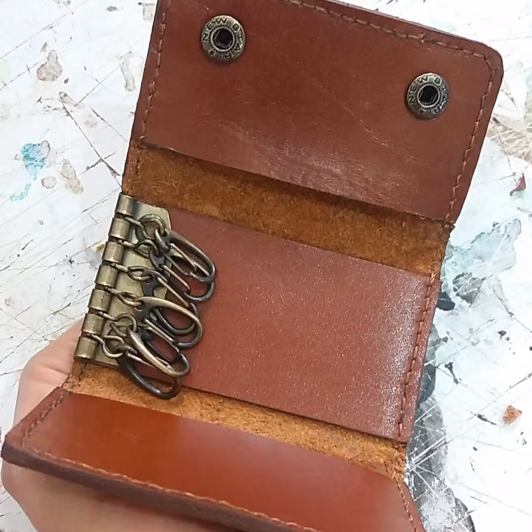 جاکلیدی چرم با مدبر 6 تایی. چرم طبیعی گاوی. ابعاد تقریبی 10 در 5 سانت