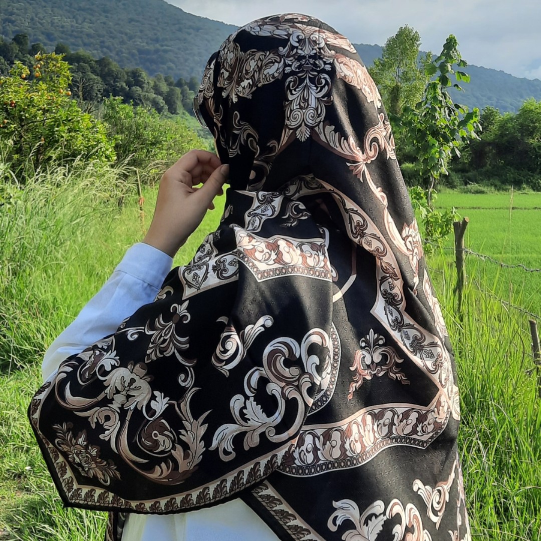 روسری نخ گارزا طرح سنتی قواره 140 ترکیب رنگ مشکی وکرم ایستایی نسبتا خوبی داره
